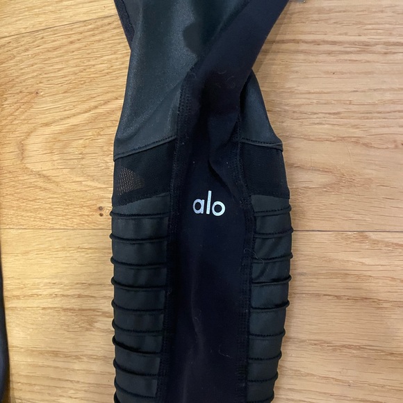 ALO Yoga Moto Legging - Picture 3 of 5